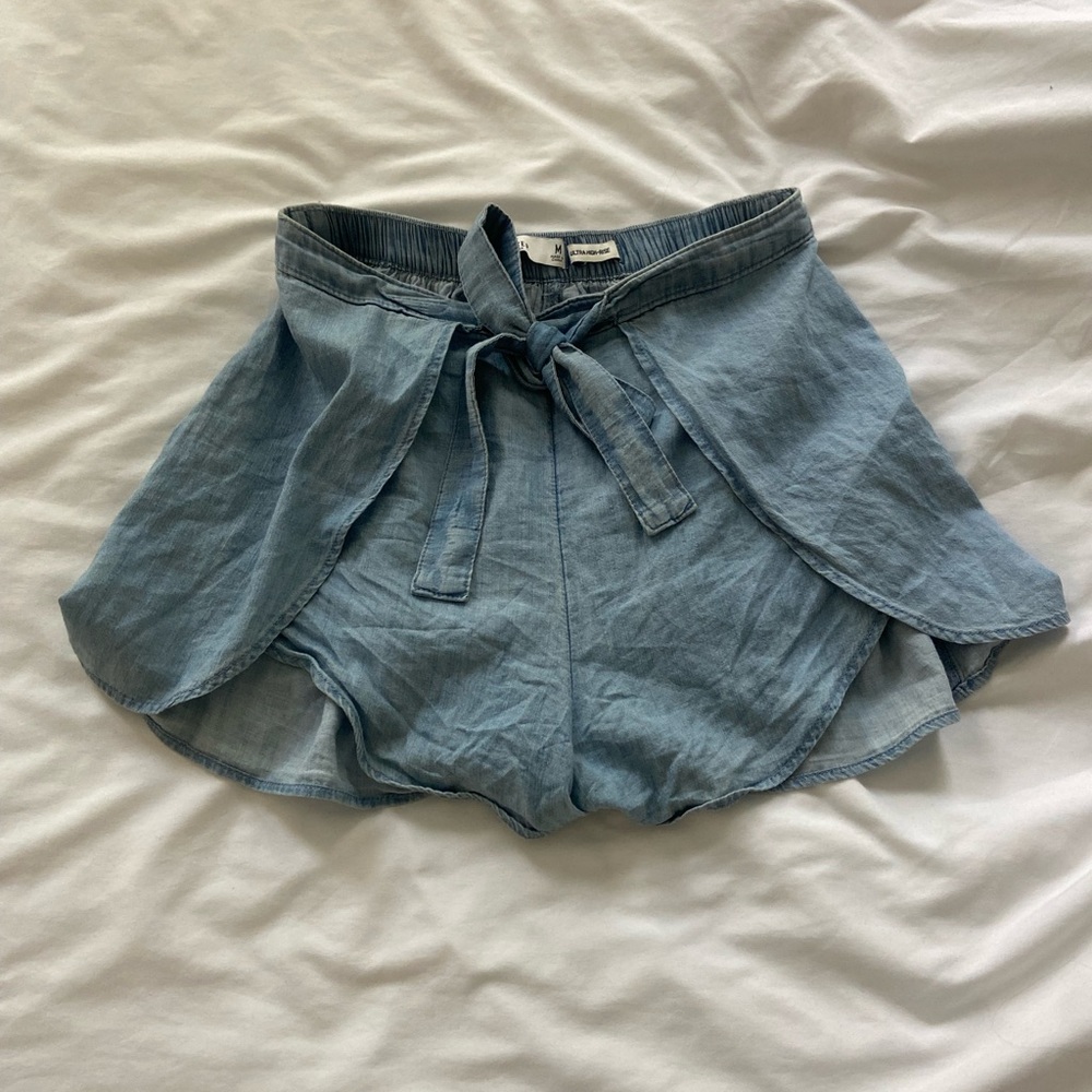 hollister ultra high rise wrap shorts! size medium! lightly worn! cotton!